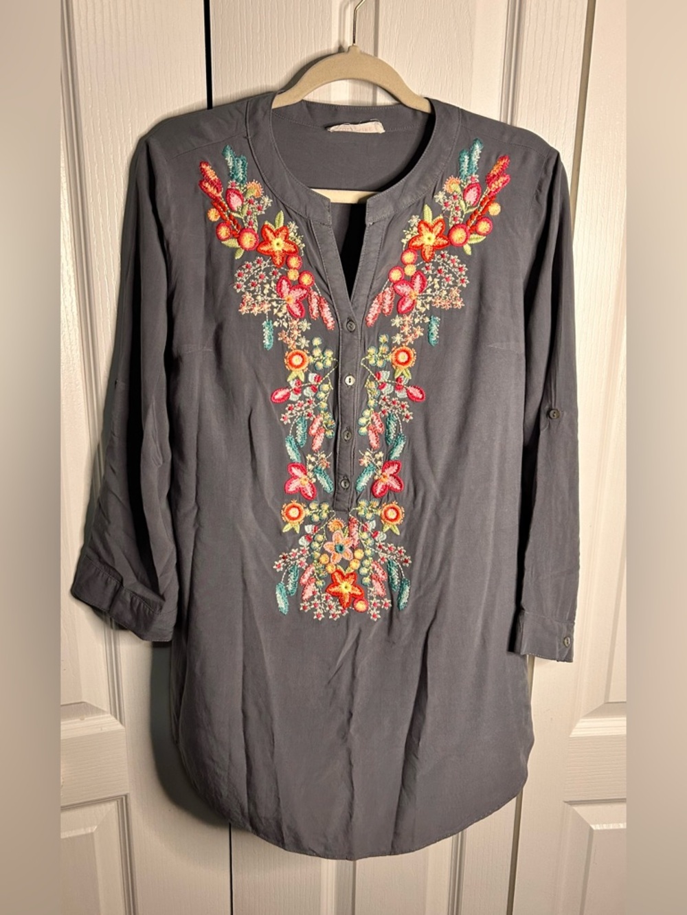 Solitaire Women’s Tunic Top Size Large Floral Gray Embroidered 3/4 Roll Sleeve